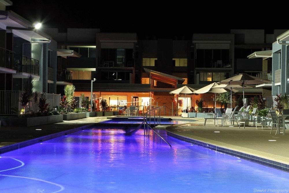 Ramada By Wyndham Hervey Bay Eksteriør billede The pool at the hotel