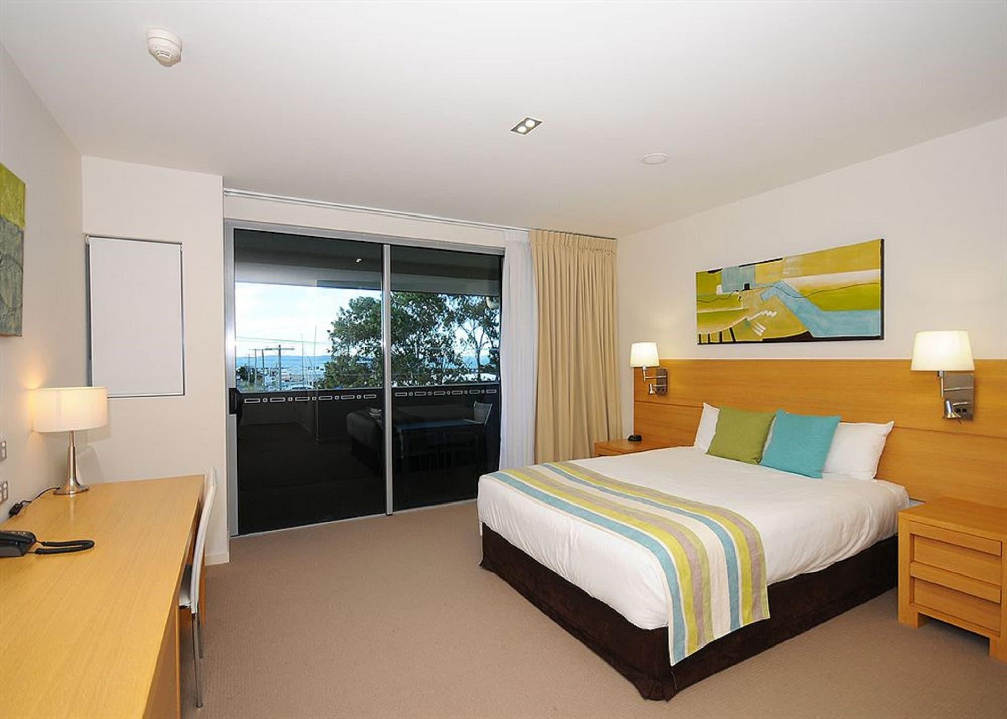 Ramada By Wyndham Hervey Bay Eksteriør billede A bedroom at the Mantra on Lake