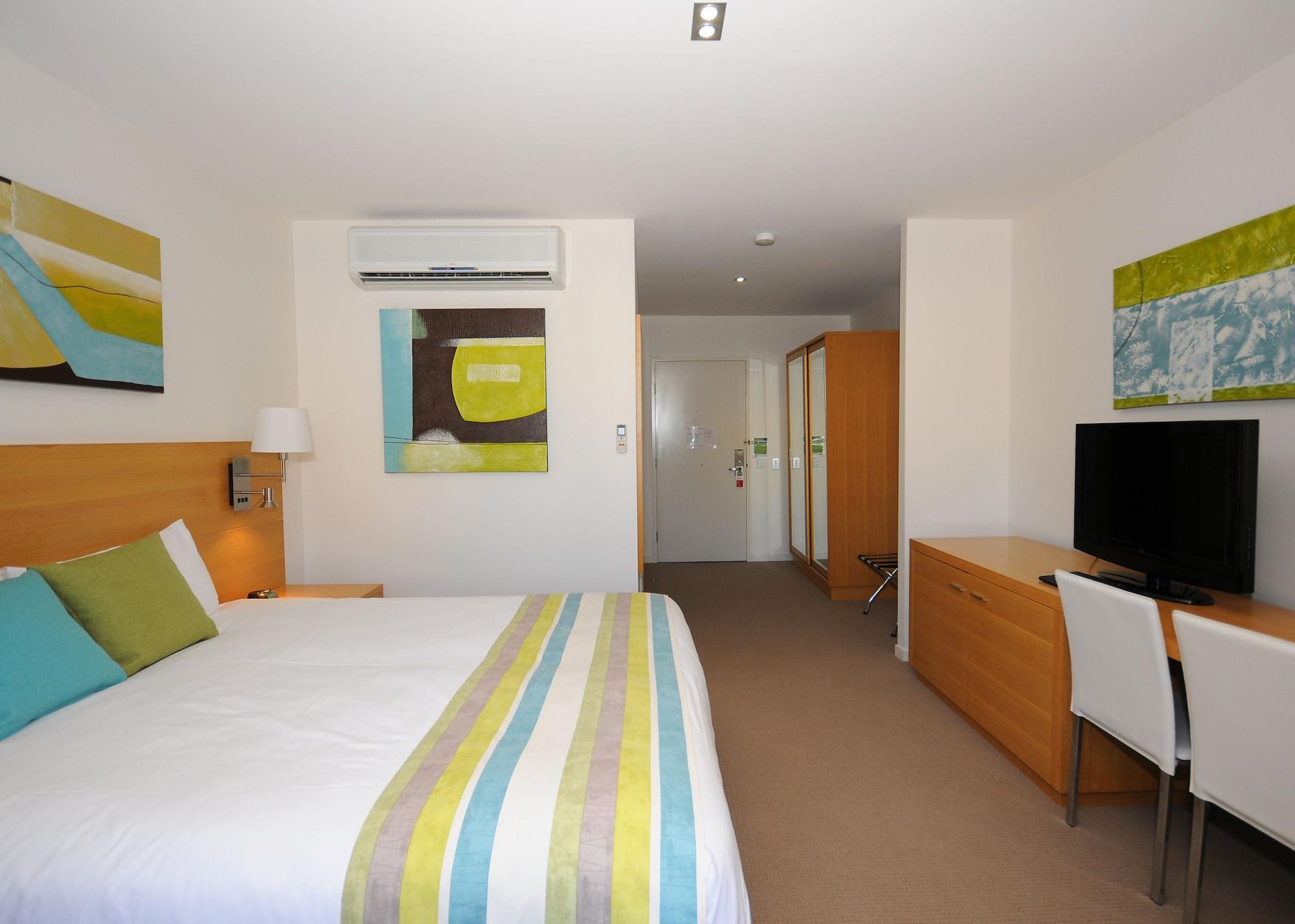 Ramada By Wyndham Hervey Bay Værelse billede A typical bedroom at the University of Bath