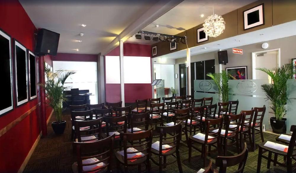 Ramada By Wyndham Hervey Bay Eksteriør billede The interior of the restaurant