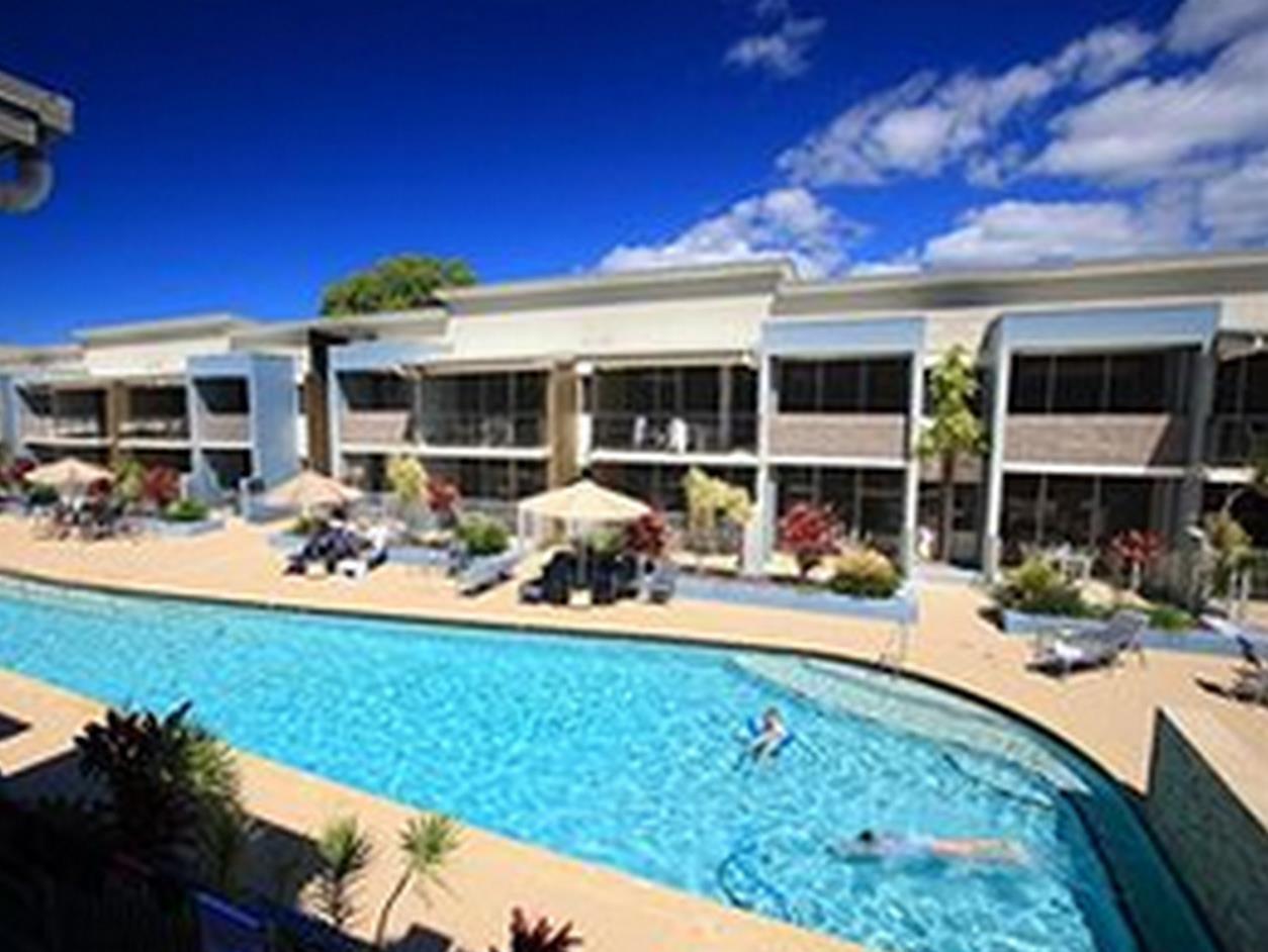 Ramada By Wyndham Hervey Bay Eksteriør billede The pool at the hotel