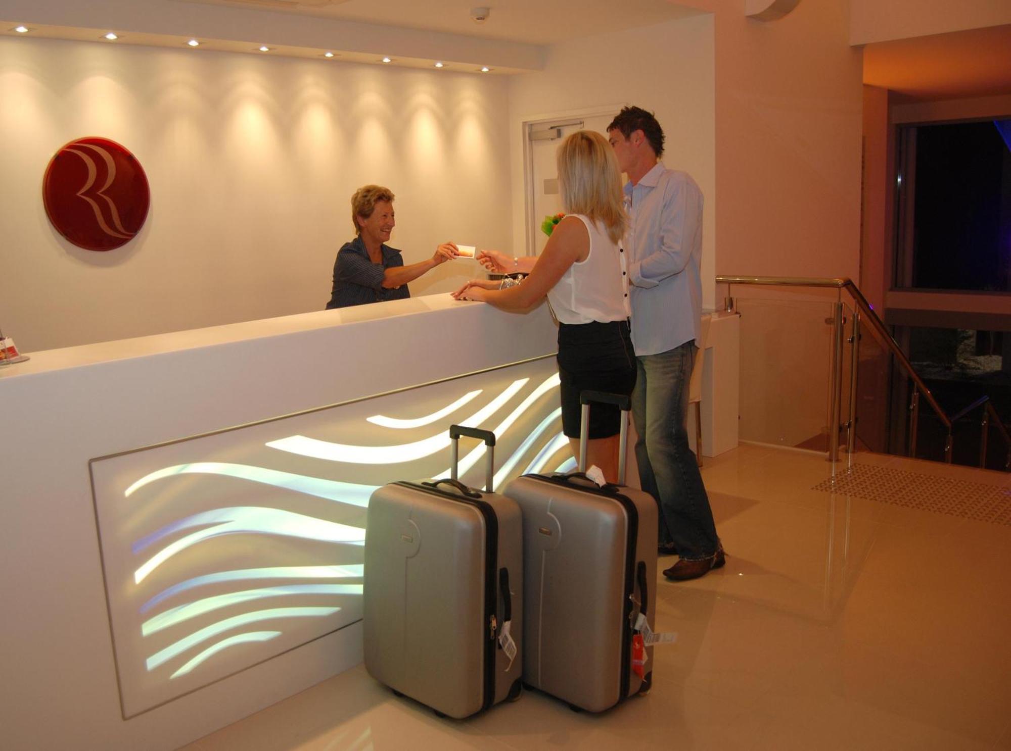 Ramada By Wyndham Hervey Bay Interiør billede A hotel receptionist