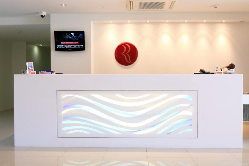 Ramada By Wyndham Hervey Bay Interiør billede Reception desk at the hotel