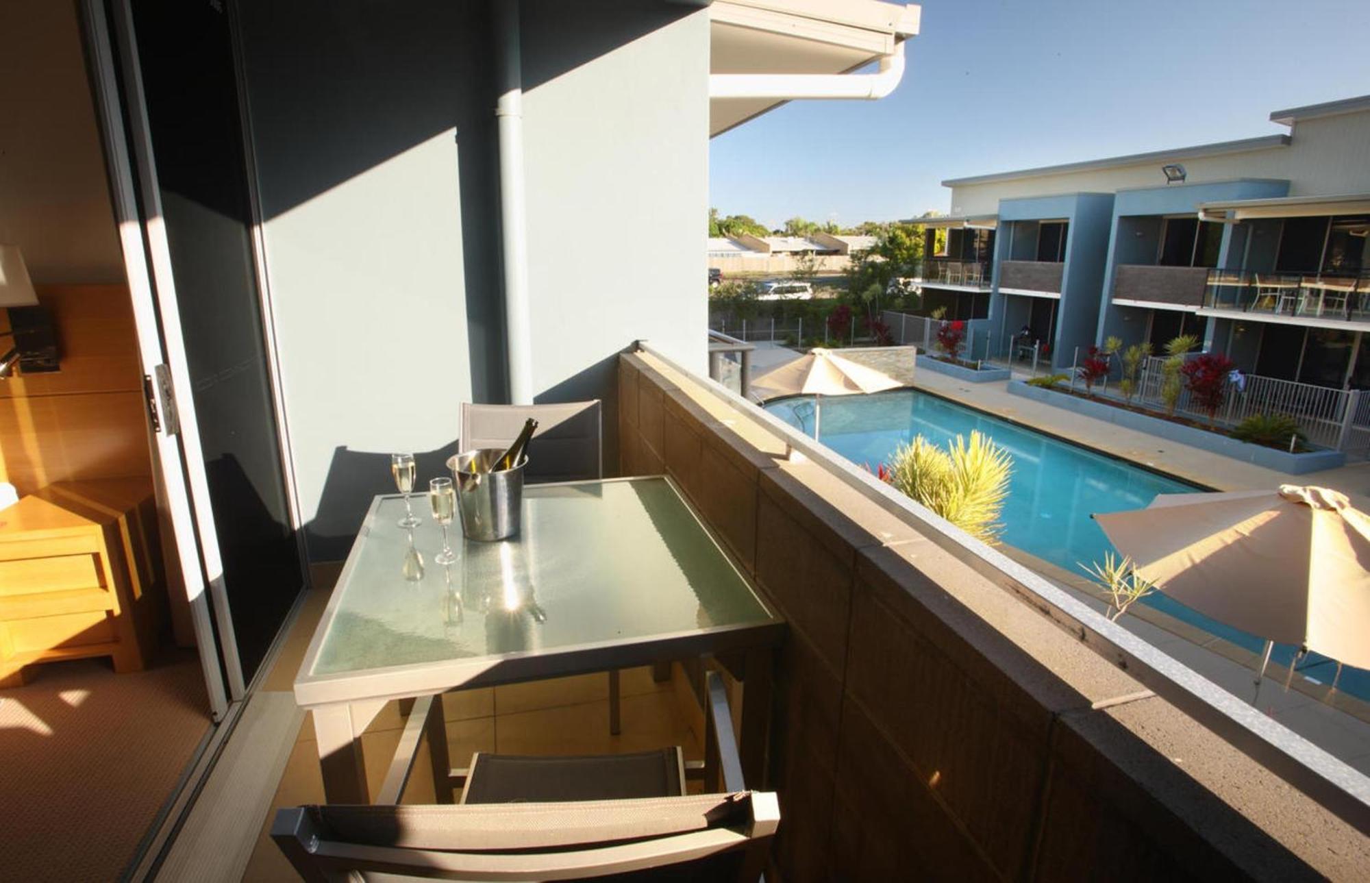 Ramada By Wyndham Hervey Bay Eksteriør billede A balcony