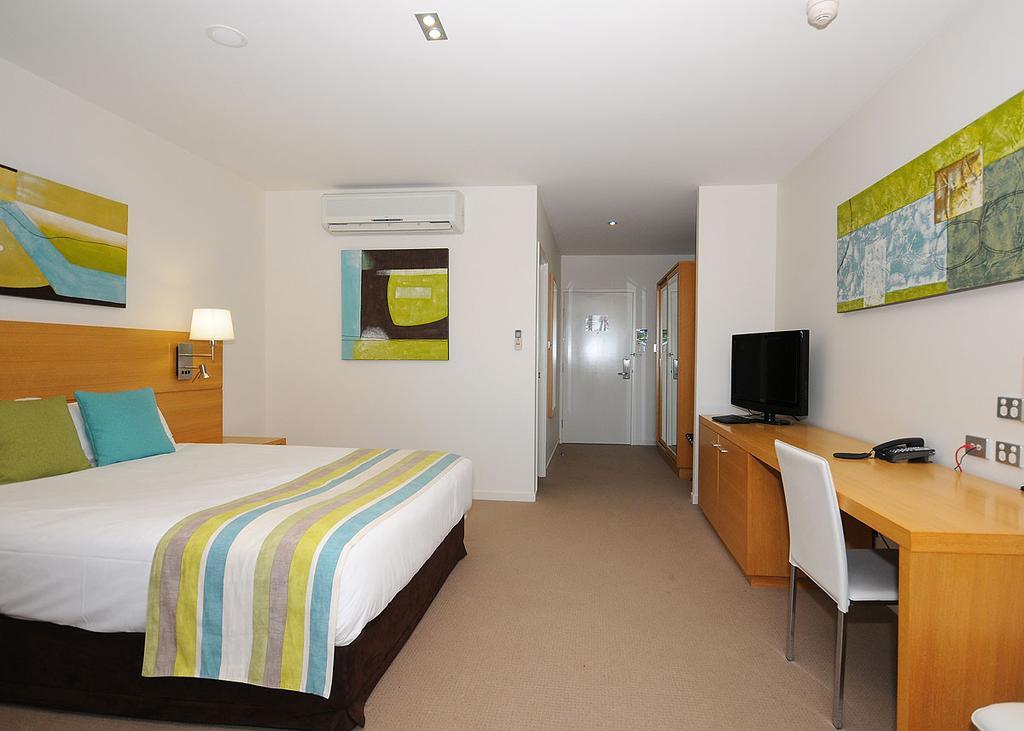 Ramada By Wyndham Hervey Bay Eksteriør billede A typical hotel room