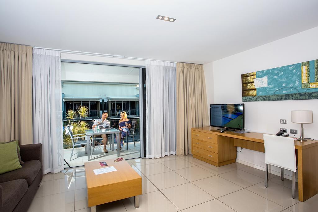Ramada By Wyndham Hervey Bay Eksteriør billede A living room in a hotel