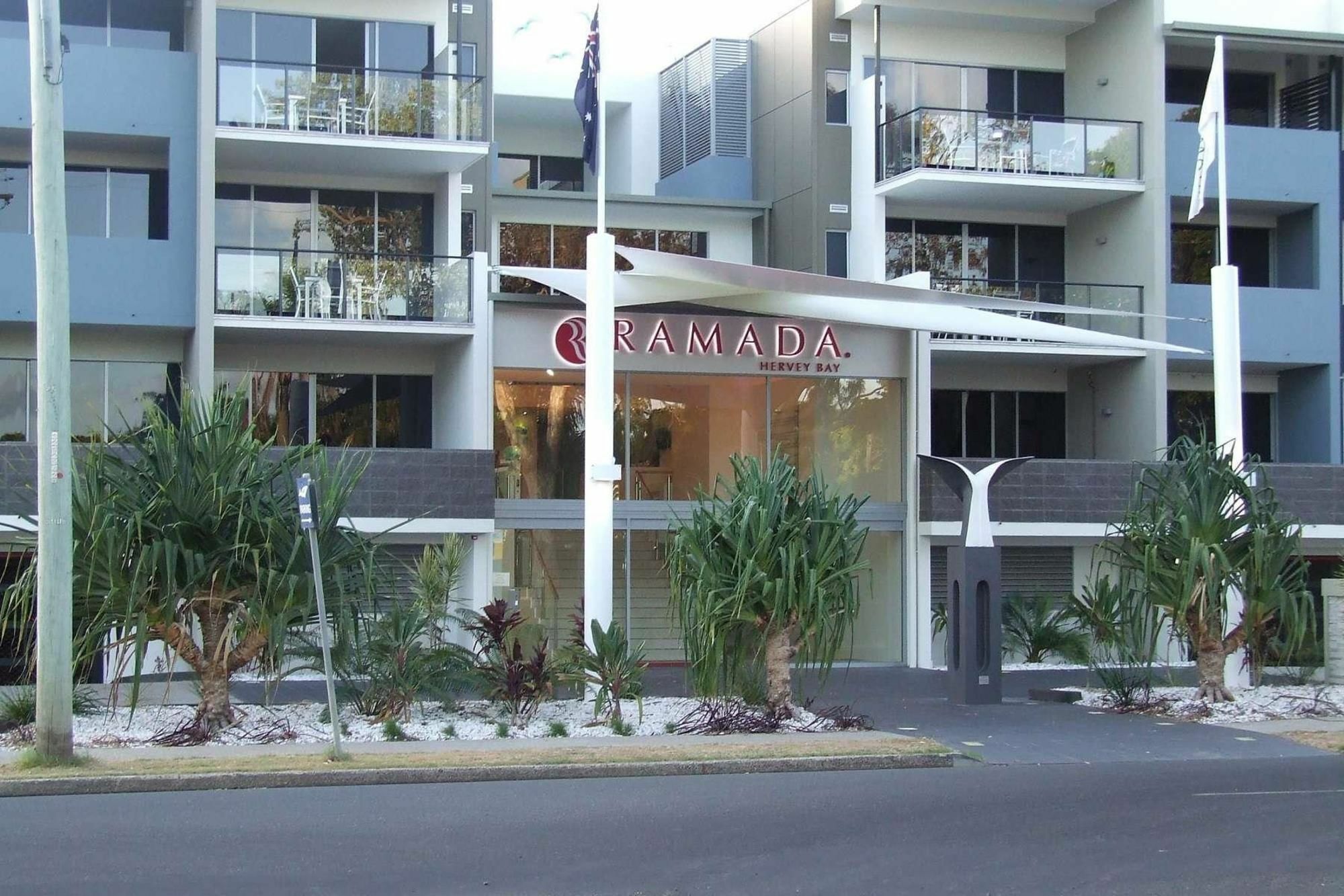 Ramada By Wyndham Hervey Bay Eksteriør billede The hotel's entrance