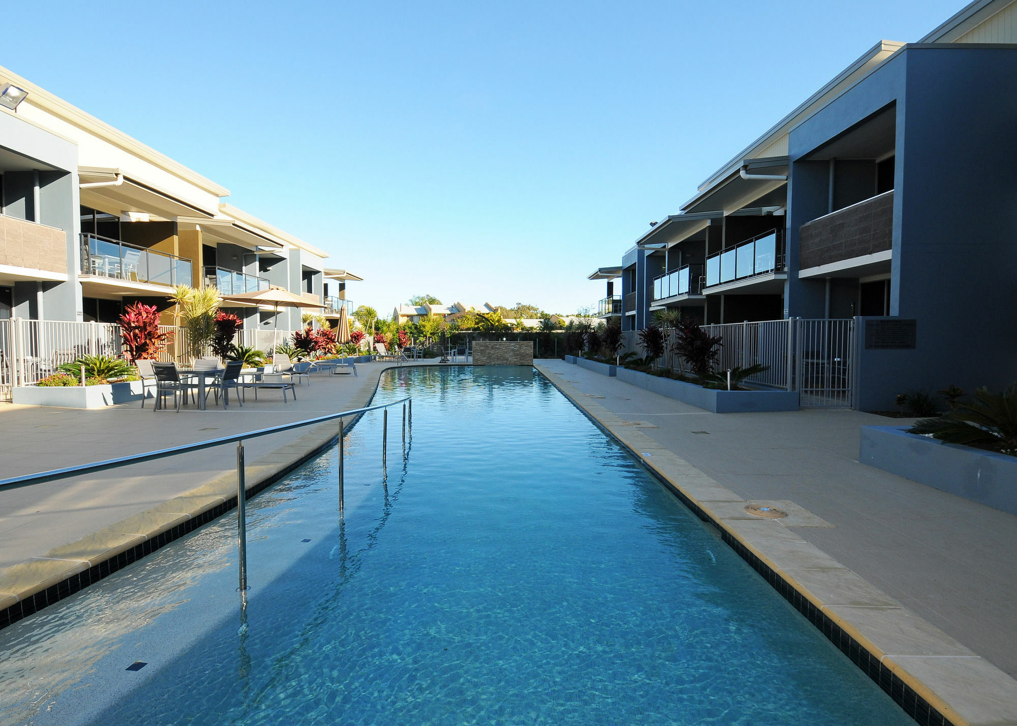 Ramada By Wyndham Hervey Bay Eksteriør billede The pool at the Mantra on Saltwater Island