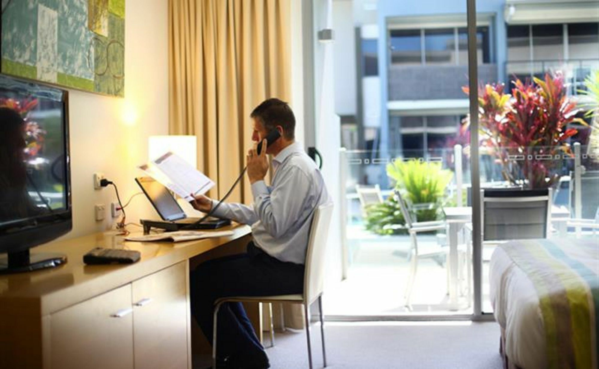 Ramada By Wyndham Hervey Bay Eksteriør billede A business traveller working in a hotel room