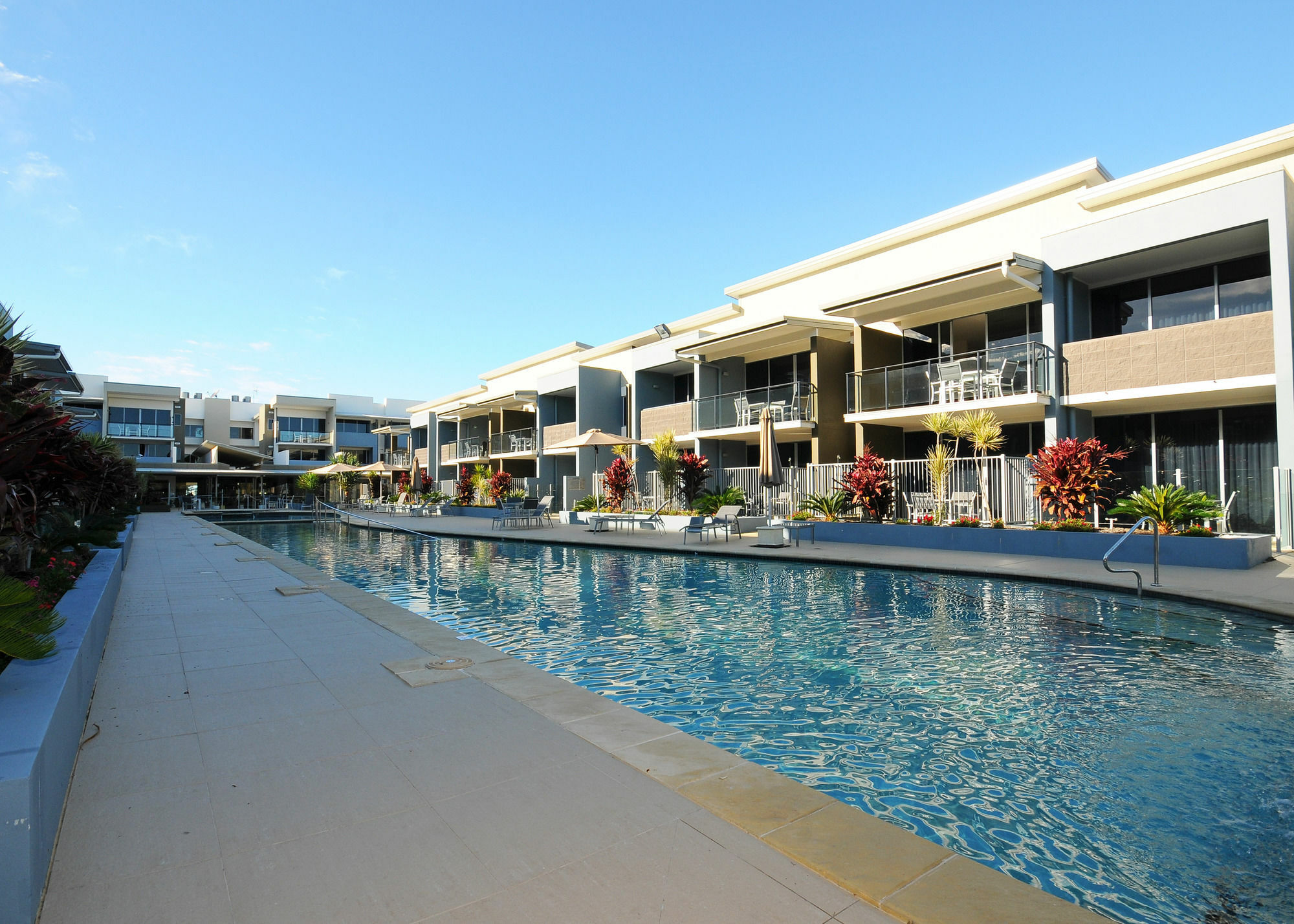 Ramada By Wyndham Hervey Bay Eksteriør billede The pool at the Mantra on Saltwater Island